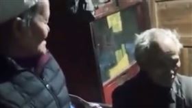  老伴疫情間各家亂竄　硬核奶奶怒飆「跑啥子跑，再跑腳打斷」(圖/翻攝自微博)