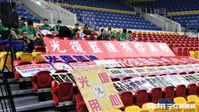 光復高中帶來擴音器和標語為球員打氣。（圖／記者劉家維攝影）