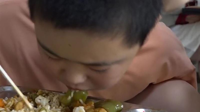 11歲童暴食增胖　背後原因惹哭網友