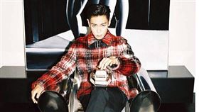 T.O.P近來皆於IG貼文各種藝術畫照。（圖／翻攝自T.O.P IG）
