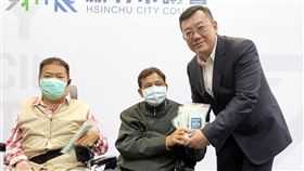新竹市議長募愛心口罩　捐助身障團體新竹市議會議長許修睿（右）協助身障團體輪椅族募集愛心口罩，共募得逾200個，11日捐贈新竹市脊髓損傷者協會，也響應「我OK，你先領」運動，把口罩留給極為需要的人。中央社記者郭宣(文三)攝　109年2月11日