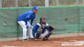 ▲富邦悍將投手教練吳俊良進牛棚看投球。（圖／記者蕭保祥攝影）