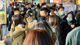 人人自危戴口罩。(記者郭奕均攝影)
