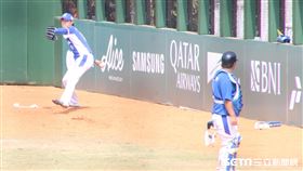 ▲韓國隊牛棚投手崔忠然熱身練投。（圖／記者蕭保祥攝影）