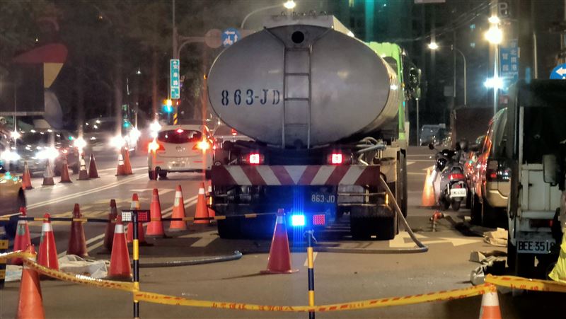 內湖新明路傳大漏油　消防隊封路戒備
