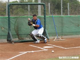 ▲捕手張進德隨富邦悍將春訓練球。（圖／記者蕭保祥攝影）