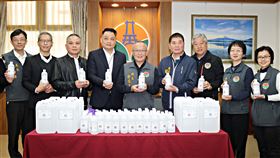 企業捐贈自產消毒酒精助苗縣防疫苗栗市宸鼎生技公司因應武漢肺炎防疫所需，調整產線生產75%消毒用酒精，11日並捐贈苗栗縣政府，協助縣內各機關防疫，縣長徐耀昌（中）代表接受並感謝企業善舉。（苗栗縣政府提供）中央社記者管瑞平傳真　109年2月11日