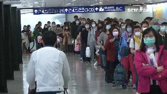 入境全填健康聲明卡　桃機排隊人爆多