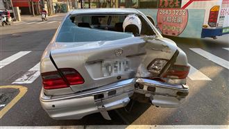 超車急切車道　騎士高速撞賓士不治