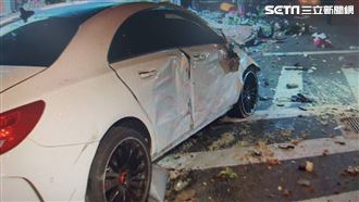 開到睡著撞廚餘桶　賓士噴滿廚餘噁炸