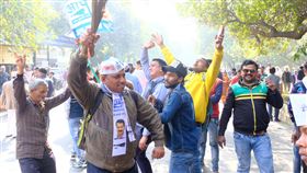 小老百姓黨支持者跳舞歡呼慶勝選小老百姓黨11日在新德里市議會選舉開票中一路領先，許多支持者在戈爾市場開票中心外高舉小老百姓黨旗幟和象徵黨徽的掃帚開心地歡呼和跳舞。中央社記者康世人新德里攝  109年2月11日