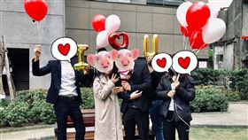 網友分享老公假扮快遞員送定情物喉糖求婚記(圖/翻攝PTT)