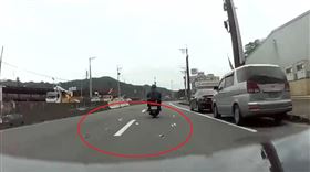 基隆,機車,鈔票,騎士,撒錢（圖／翻攝自臉書-基隆人大小事）