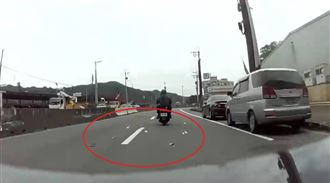 基隆男騎車狂掉錢　上萬元鈔票滿天飛
