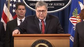 美國司法部長威廉巴爾（William Barr）10日舉行記者會公布,起訴4名涉嫌竊取「易速傳真（Equifax）」個資的解放軍成員。（圖／翻攝自Youtube）