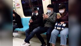 可重複利用！北捷男戴這款口罩 鄉民好羨慕（圖／翻攝自爆廢公社）