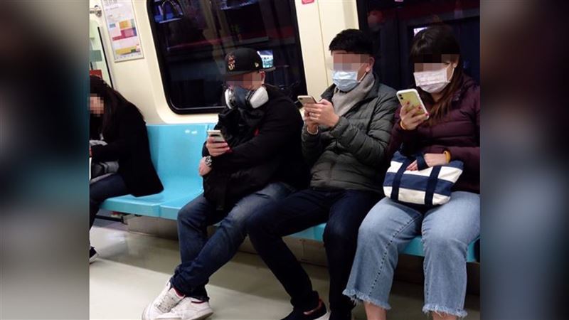 搭捷運狂男竟戴「這口罩」　網驚呆