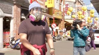 男戴防毒面具散步溜狗　造型引關注