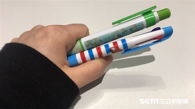 屁孩狂推銷愛心筆　他一招秒嚇跑對方