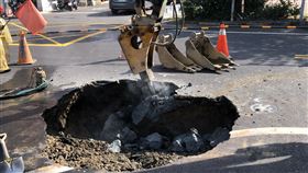 自來水破管掏空道路惹禍  台南垃圾車被卡住台南市一輛垃圾車11日晚間行經南區德興路時，路面突然下陷，垃圾車輪子就卡在下陷坑洞中，動彈不得；相關單位12日開挖，確認是自來水老舊管線破管造成道路掏空，已展開搶修。（台南市政府提供）中央社記者張榮祥台南傳真  109年2月12日
