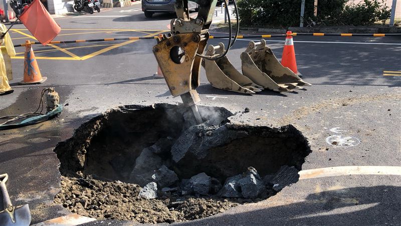 自來水破管掏空道路　台南垃圾車卡住