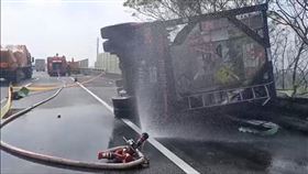 國道3號苗栗縣苑裡鎮南下154.7K路段，今(12日)天中午12點發生一起槽車自撞護欄意外，一輛槽車運送的雙氧水因車禍發生洩漏，駕駛雖無大礙，但消防人員擔心濃度較高有爆炸之虞，不敢大意，現場緊急灑水警戒。