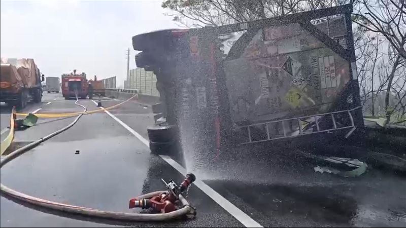 雙氧水槽車撞護欄翻覆　急灑水防爆炸