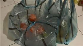 她居家隔離7天！暖鄰「送物資」神救援　網讚爆：共體時艱（圖／翻攝自爆廢公社）