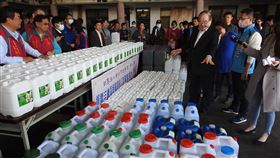 先嗇宮捐三蘆各校次氯酸水消毒因應武漢肺炎疫情，各項防疫物資都很缺乏，基於各校開學在即，三重先嗇宮12日上午發放三蘆地區38所學校共2000公斤洗手乳及6000公升次氯酸水，各校一早就派人車來領取，場面熱烈。中央社記者王鴻國攝  109年2月12日