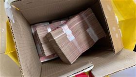 退休工人抱「一箱物資」捐武漢！他打開驚：價值超過2百萬（圖／翻攝自央視新聞）