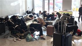 菲律賓禁止台人入境  旅客無奈機場過夜菲律賓因應武漢肺炎疫情，10日晚間宣布「臨時旅行禁令」，將台灣與中國、香港、澳門旅客都列入禁止入境。許多台灣民眾只能在菲律賓的機場過夜，11日上午再搭機返台。（旅客提供）中央社記者吳睿騏桃園傳真  109年2月11日