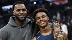 跟隨老爸腳步　詹皇子也灌籃致敬柯比
NBA,Kobe Bryant,LeBron James,灌籃,Bronny James
翻攝自推特