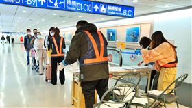 入境填報健康聲明卡　施行次日排隊人潮消退衛福部疾管署11日起執行所有入境旅客都需填寫繳交健康聲明卡的新措施，多數航空公司12日起在飛機上就已先發放填寫，首日桃機檢疫站前的長長人龍已不復見。中央社記者吳睿騏桃園機場攝  109年2月12日