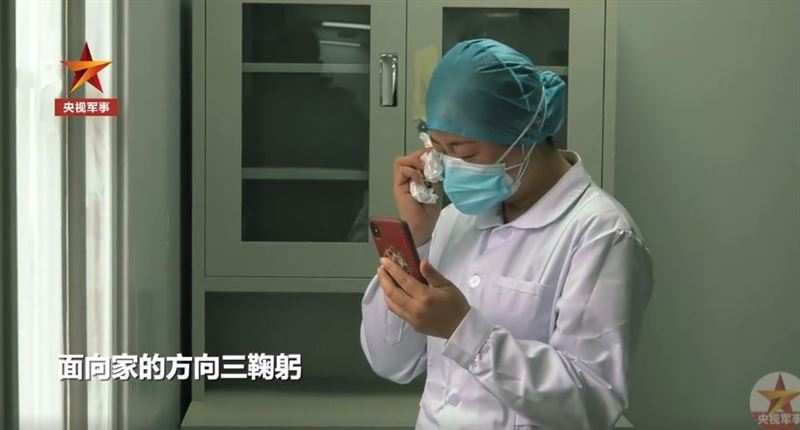 支援武漢母突病逝　她朝家方向三鞠躬