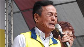 李旻蔚競選總部成立　父親李余典淚灑舞台台灣民眾黨立委參選人李旻蔚競選總部7日成立，民進黨市議員李余典（圖）出席為女兒李旻蔚站台，談到黨紀與親情兩難不禁淚灑舞台。中央社記者王鴻國攝　108年12月7日　
