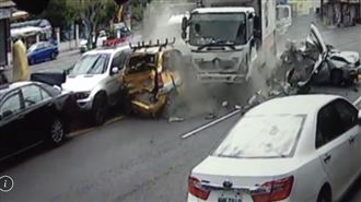 驚悚！大貨車撞四車 秒變挖土機輾壓