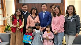 竹市愛心媽媽無私奉獻　女兒耳濡目染也投入新竹市愛心媽媽邱麗雲（左3）擔任寄養家庭長達15年，她的女兒謝婷玉（左）婚後與丈夫也加入行列，新竹市長林智堅（後右2）12日頒發寄養家庭證書給謝婷玉，也感謝她們一家人對弱勢孩子無私的愛。中央社記者郭宣(文三)攝　109年2月12日
