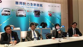 武漢肺炎疫情 東元第1季業績影響約10%中國武漢肺炎疫情延燒，東元董事長邱純枝（右2）表示，今年第1季業績可能影響約10%，集團會長黃茂雄（左2）表示，高檔餐飲業績影響幅度約3成。中央社記者鍾榮峰攝 109年2月12日