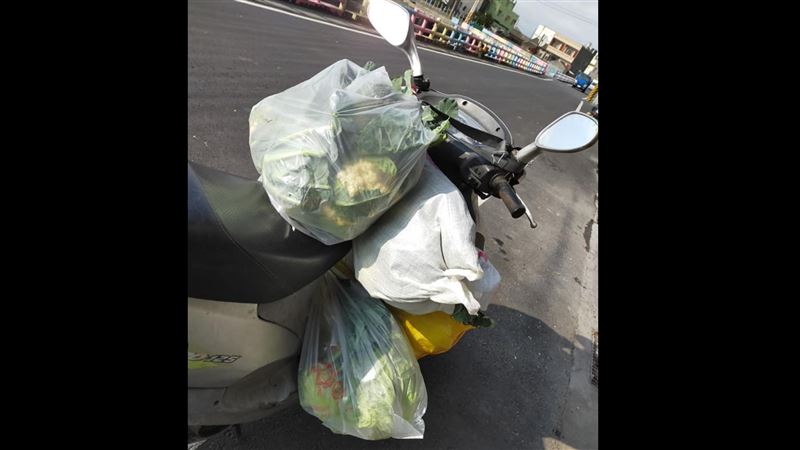菜誤認成垃圾！母女摀鼻嫌棄　他心碎