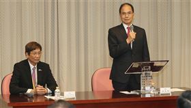 游錫(方方土)接見日本台灣商會聯合總會返國致敬團日本台灣商會聯合總會返國致敬團12日下午拜會立法院長游錫(方方土)（立者），這也是游錫(方方土)上任後接見的第一個僑團。中央社記者郭日曉攝　109年2月12日