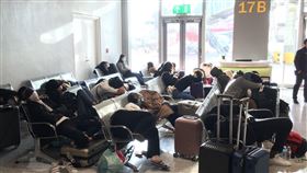 台灣旅客滯留菲律賓機場，登機口畫面。（圖／旅客提供）