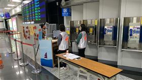 澎湖機場紅外線體溫儀發揮功效　為民眾健康把關澎湖縣衛生局12日表示，裝設在機場、港口的紅外線體溫儀已發揮功效，6日啟用至今，在機場發現4名旅客體溫異常，經送醫檢查確診1名罹患A型流感，另1名是普通感冒且都無境外旅遊史，其他2名複檢正常；港口部分，發現10名旅客體溫過高，經複檢確認無健康疑慮。（澎湖縣政府提供）中央社　109年2月12日