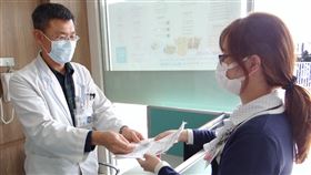 加強防疫　奇美醫院推藥來速窗口針對2019年冠狀病毒疾病（武漢肺炎）防疫工作，奇美醫學中心建置「藥來速」服務，讓持慢箋領藥者不用進入醫院就可領藥，減少進出醫院可能的感染風險。（奇美醫學中心提供）中央社記者楊思瑞台南傳真　109年2月12日