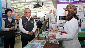 開學在即兒童口罩需求增　徐耀昌籲請中央重視苗栗縣長徐耀昌（左2）12日到藥局了解口罩實名制販售現況，並聽取民眾意見。徐耀昌表示，開學在即，學童口罩需求勢必增加，盼中央疫情指揮中心與教育部能夠提前協商因應。（苗栗縣政府提供）中央社記者管瑞平傳真　109年2月12日