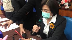 雲林啟動通訊診療　張麗善示範流程雲林縣政府與台大醫院雲林分院攜手合作，啟動居家隔離檢疫通訊診療，助居家檢疫隔離民眾能及時獲得適當醫療，雲林縣長張麗善12日現場示範就醫流程。　中央社記者姜宜菁攝　109年2月12日