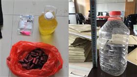  中國重慶老翁，不滿生日宴會被防疫打亂而取消，淋汽油綁鞭炮威脅村委會同意舉辦。（圖／翻攝自微博）