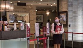 行政院會明天將討論因應武漢肺炎衝擊產業的紓困措施，包括內需型產業、農業，以及航空與觀光業等，其中包括將透過抵用券等相關措施刺激消費。