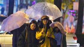 東北季風增強　北台灣氣溫下降（1）中央氣象局表示，30日晚間東北季風逐漸增強，北部及東北部氣溫開始下降，到31日清晨北部低溫約攝氏15至16度，其他地方約16至18度。中央社記者徐肇昌攝　108年12月30日