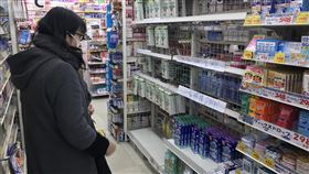 武漢肺炎疫情嚴峻 日本也現口罩荒俗稱武漢肺炎的2019年冠狀病毒疾病（COVID-19）疫情延燒，日本也出現一罩難求，日本政府發言人菅義偉說，盼官民合作，早日解決口罩荒問題，快則下週可解除缺貨問題。中央社記者楊明珠東京攝 109年2月13日