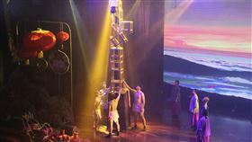 FOCA福爾摩沙馬戲團印尼演出FOCA福爾摩沙馬戲團12日晚間在印尼演出，舞者在高疊的椅子上展現超高的平衡技巧，觀眾報以熱烈掌聲。中央社記者石秀娟雅加達攝　109年2月12日